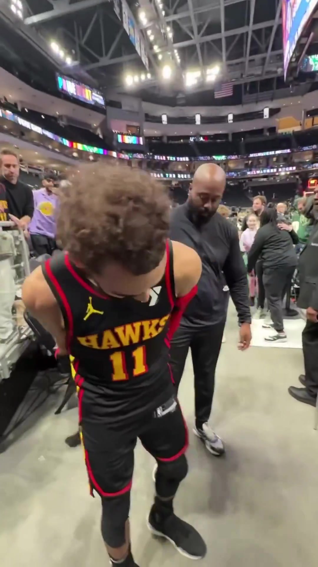 特雷-杨退场时专门为小球迷脱下球衣 后者开心极了😆